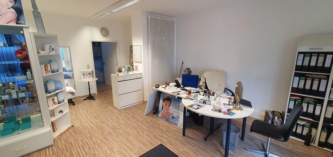 No commission: 65 m² retail space / office / practice near the university – takeover of a cosmetics studio possible! – Hauptraum Foto 1