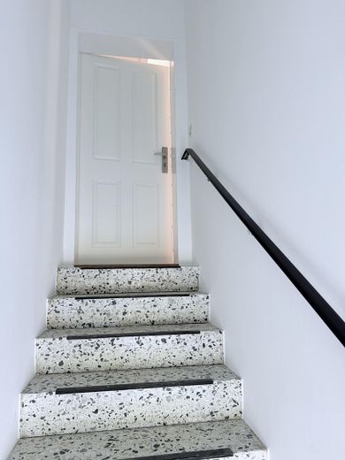 Etagen-Wohnung mit Reihenhaus-Charakter: kernsaniert, hell, Top-Schnitt, gut angebunden & im Grünen – Hausflur