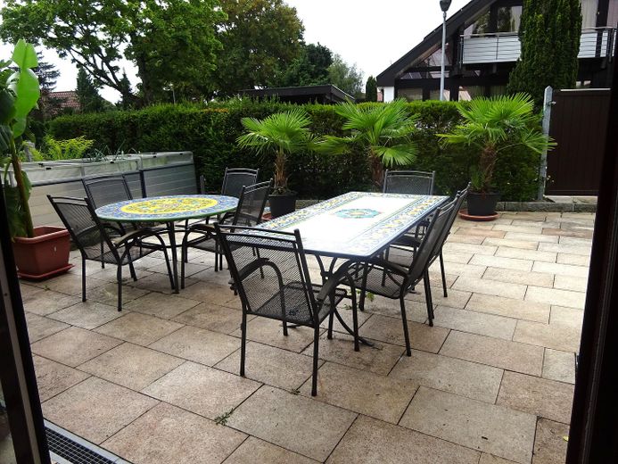 Große Maisonette mit Garten und Biotop – Terrasse mit elektr. Markiese