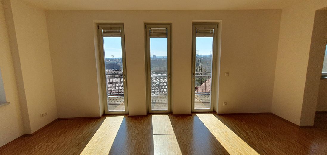 Großzügige 3-Zimmer-Wohnung in historischer Kreuz-Bräu – Südbalkon, Aufzug & TG – Wohnzimmer