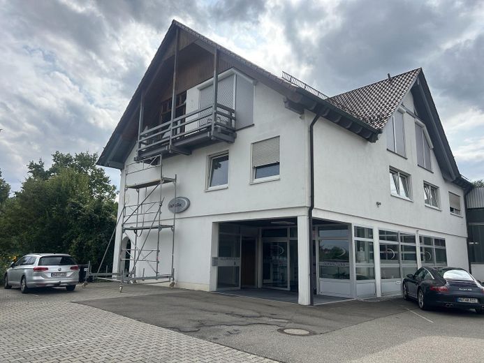 Vielseitig nutzbare Gewerbeeinheit mit Verwaltung und großer Freifläche in Illertissen zu mieten – Hauptgebäude/Eingangsbereich