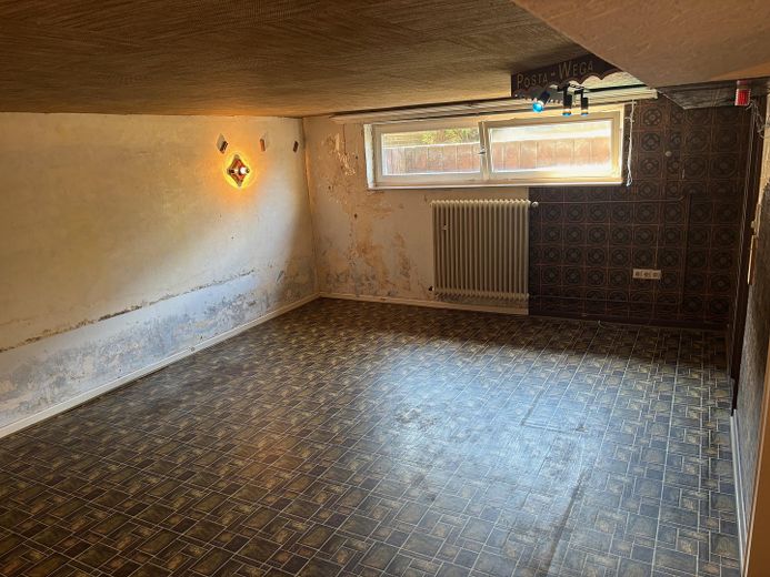 Bungalow mit großer Doppelgarage in ruhiger, zentraler Lage auf tollem Grundstück – Partyraum/Hobbyraum