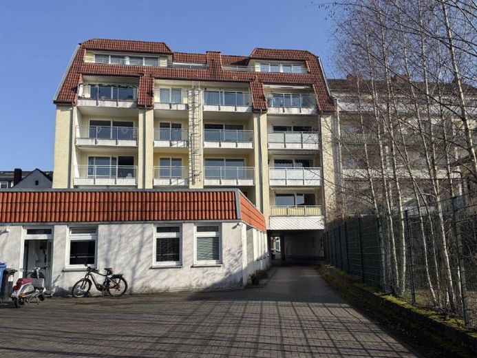 Top-Lage trifft Potenzial! 3-Zimmer-Wohnung mit Balkon, Aufzug &
Tiefgarage direkt in der Vegesacker-Fußgängerzone! – Foto 1