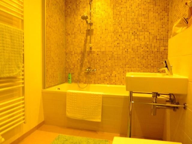 Bad mit Wanne und Waschm.