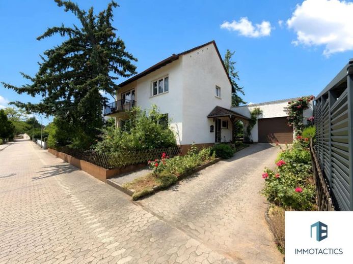 Massivbau mit Potenzial in ruhiger, bevorzugter Lage: Einfamilienhaus mit Garten & Garage – Foto 1