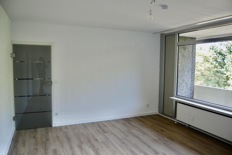 Gemütliche Wohnung (3 ZKBB) im Stadtteil Ko-Karthause inkl. Einbauküche, Balkon und Tiefgarage – Wohnzimmer