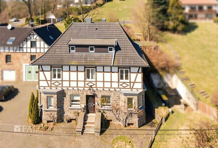 11 Zimmer, großer Garten und viel Potenzial - Haus mit Charakter – Außenansicht