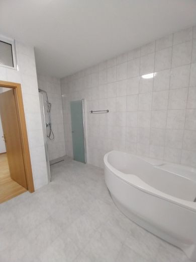 Stuttgart West renovierte, ruhige 4-Zimmer-Wohnung mit Einbauküche – Bodengleiche Dusche