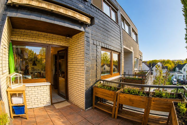 Атмосфера будинку замість квартири 108,5 м² комфорту для життя з каміном 2 балконами та сучасною кухнею в Solingen-Wald – Balkon 2. Ebene