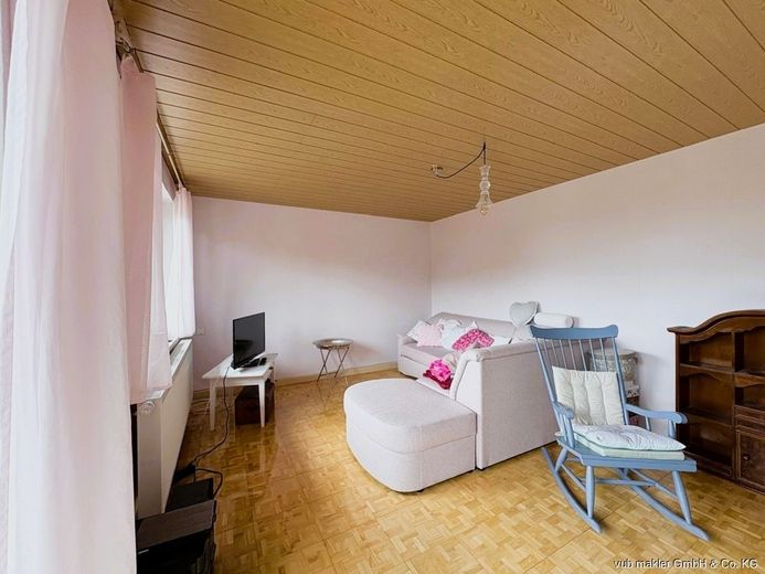 Familienfreundliches Zuhause mit Balkon, Terrasse und vier Garagen in Neuenreuth – VUB0002459-13