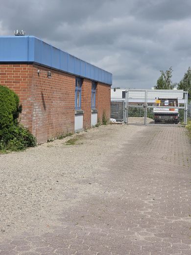 Zufahrt zu Freifläche Eingezäu