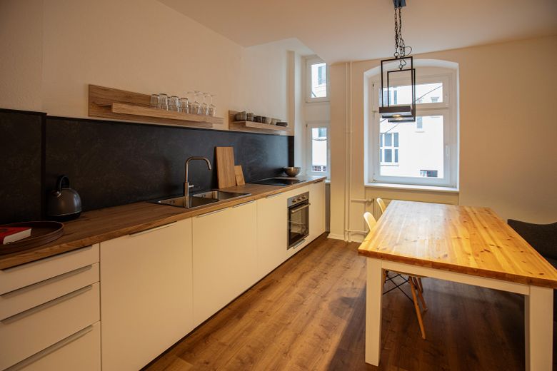 Stilvolle möblierte Altbauwohnung am Humannplatz / Stylish Furnished Apartment near Humannplatz – Küche
