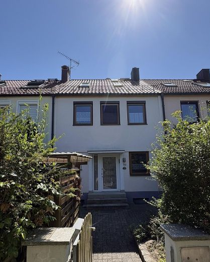 Zuhause fühlen in Reihenmittelhaus in ruhiger, familiärer Lage – Nordseite mit Eingangsbereich
