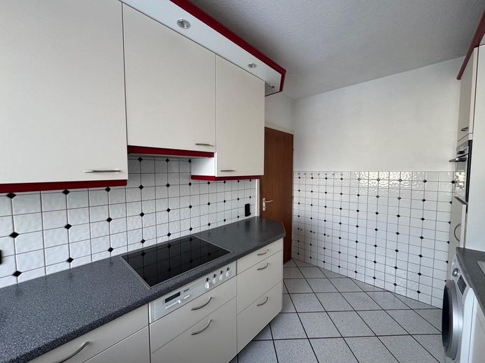 Großzügige 4-Zi.-Whg. (2 2/2 Zi.) mit Balkon/Südlage ; auf großem Grundstück ; provisionsfrei – Küche (von innen)