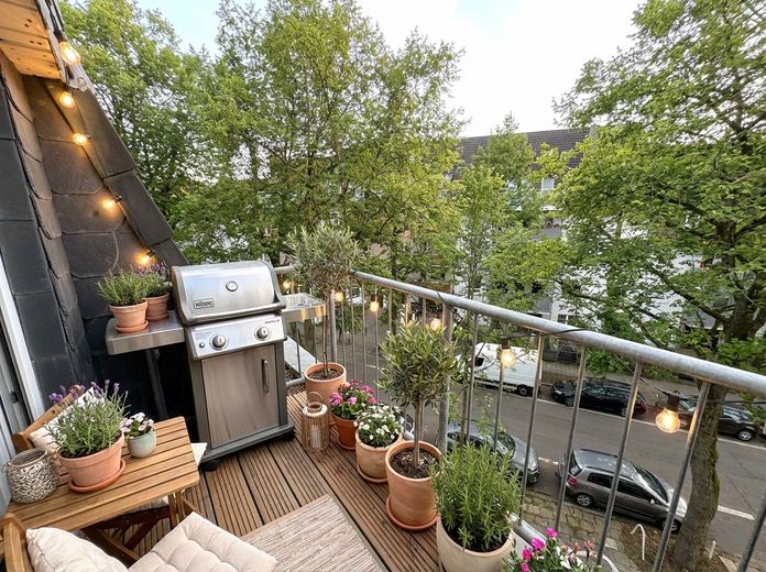 Balkon Küche (KI-möbliert)