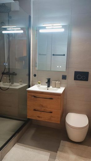 Geschmackvolle, renovierte & möblierte 2 Zi., Wohnung, großer Balkon in Olympia/MUC von Privat – neu renoviertes Bad mit Dusche