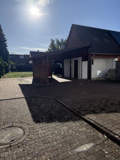 Gelflegte Doppelhaushälfte mit großem 580 m² Grundstück und Carport provisionsfrei bezugsfrei – Hof mit Carport