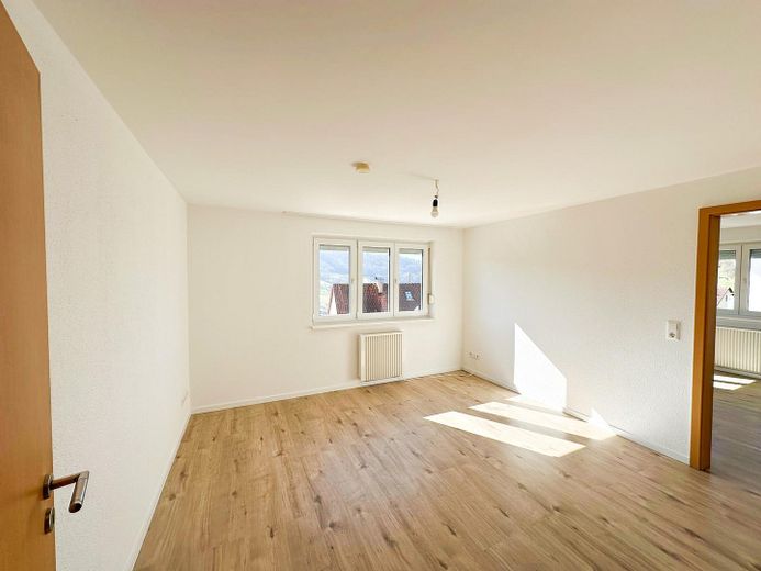 Bel appartement de 3 pièces au rez-de-chaussée avec cuisine équipée, cave et place de parking à KÜN-Nagelsberg – Zimmer 2