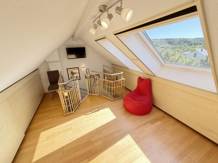 Maisonette mit Weitblick – 2 Balkone, Studio & Tiefgarage am ruhigen Ortsrand (provisionsfrei) – Studio / Dachfenster