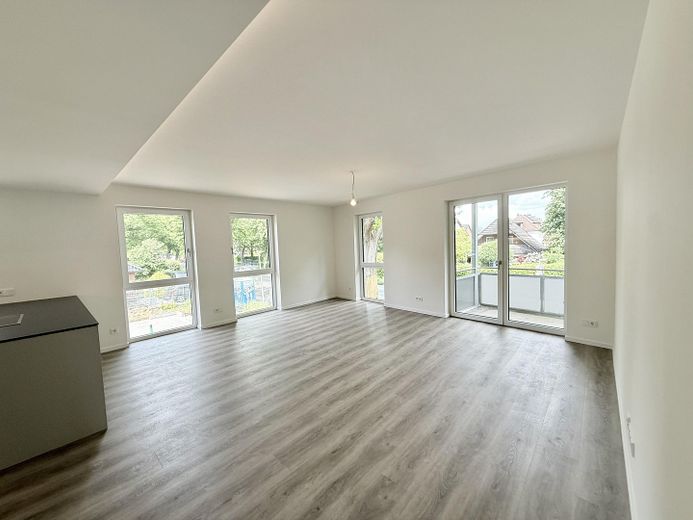 Stadtnah & naturnah: moderne, energieeffiziente 2-Zimmer-Neubauwohnung nahe Hamburg mit Smart Home – Wohnbereich 