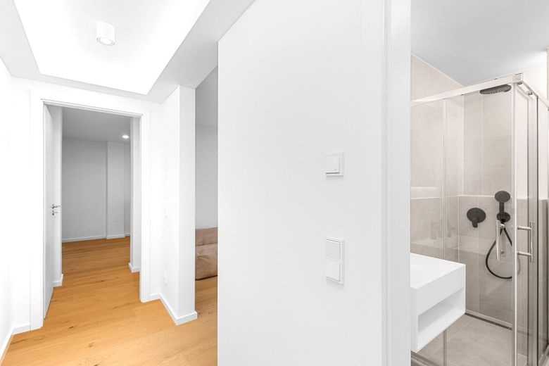 Provisionsfrei & Kernsaniert vom Architekten - 2 Zimmer, Loggia und EBK – Flur