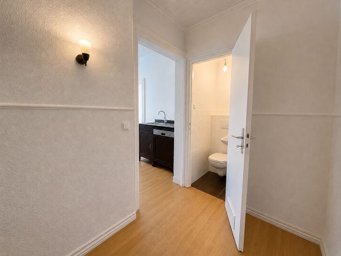 Kamienica w stylu secesyjnym w monachijskiej dzielnicy Westend: gotowa do zamieszkania i położona od strony spokojnego wewnętrznego dziedzińca – Flur mit Gäste-WC