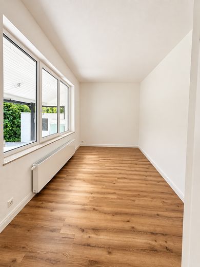 Spacious garden apartment with an exceptional living area, terrace, and direct views of greenery – Bibliothek