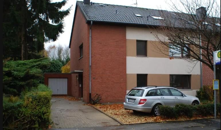 Großzügige Erdgeschoss Wohnung mit Garten und Garage – Hausansicht