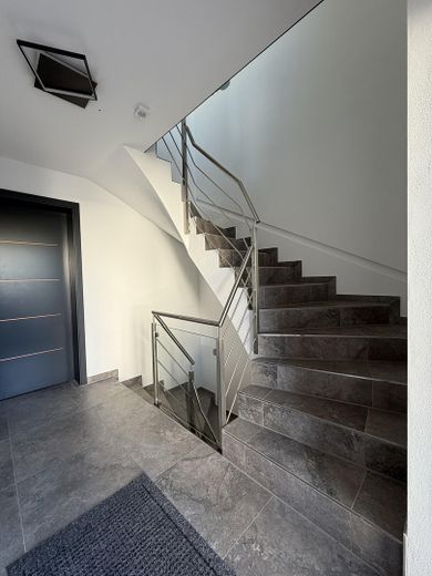 Hochwertige Neubauwohnung mit großzügiger Galerie in ZFH (möbliert) – Treppenhaus EG