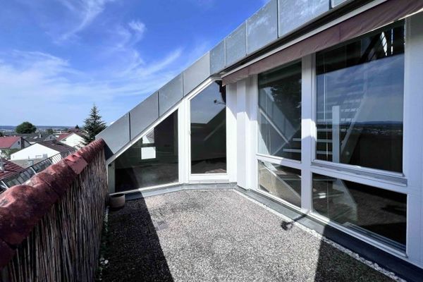 73249 Wernau : Appartement en duplex avec balcon en toiture. 3e+4e étage. Un espace de vie généreux sur 120 m². Libre.