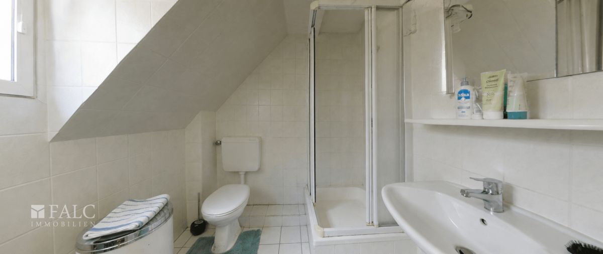 Sanierungsobjekt mit Charme - Großes Grundstück, Ausbaureserve &amp; Top-Lage – Badezimmer OG (KI)