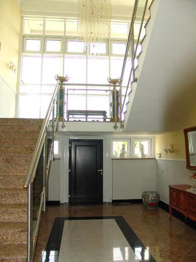 Represäntive Premium-Villa in gefragter Lage von Kolkwitz - VERKAUF IM DIGITALEN BIETERVERFAHREN – Treppenaufgang