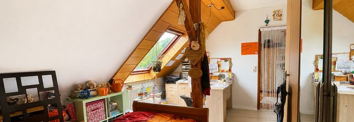flexibel nutzbare 3-Zimmer-Wohnung im DG mit Abstellraum – Schlafzimmer Blick zur Tür