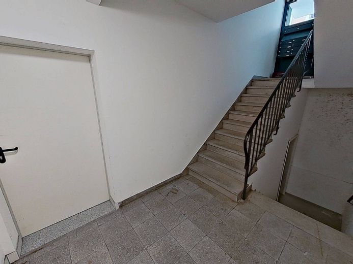 Moderno y espacioso piso de 3,5 habitaciones con TERRAZA y COCINA INTEGRADA en el oeste de Stuttgart – Treppenhaus