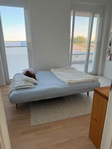 Schlafzimmer mit Zugang Balkon