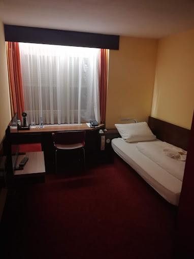 Complejo hotelero, 35 habitaciones individuales y 10 dobles con 50 plazas de aparcamiento, alquilado a largo plazo a trabajadores desplazados/estudiantes – Foto 5