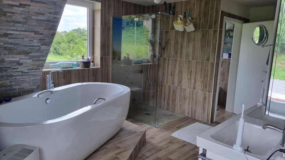 Bad mit Sicht auf WC