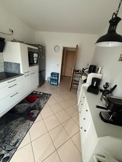 Gut geschnittene 2 Zimmer Wohnung im 2. OG mit Balkon ab dem 01.12.2026. – Blick in die Küche