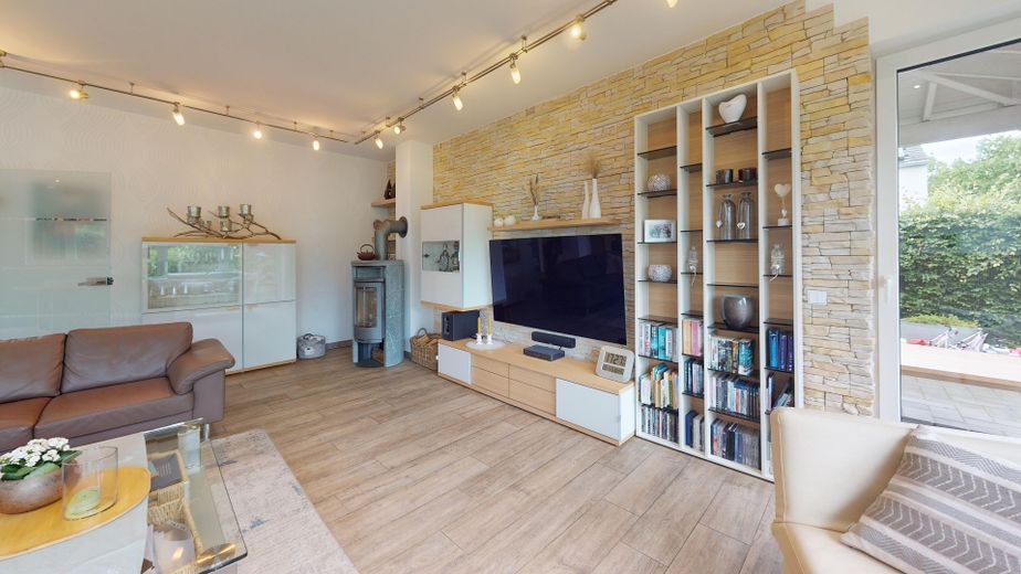 Modernes Wohnen für Familien: Freistehendes A+ Einfamilienhaus mit großzügigen Außenflächen – Wohnzimmer EG
