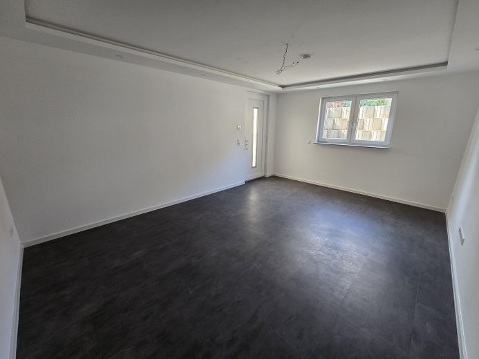 Einfamilienhaus mit kernsanierter Einliegerwohnung, Pool und Garage in Lustadt – Einliegerwohnung Wohnzimmer