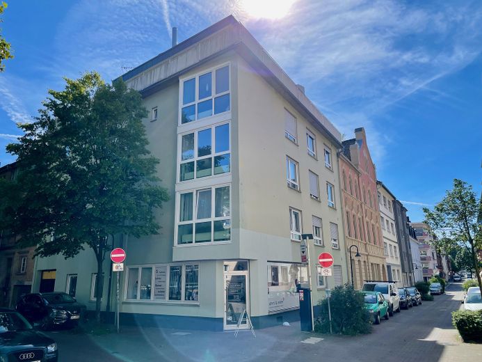 Renovierte 2,5-Raum-Penthouse-Wohnung mit Balkon in Kaiserslautern – Ansicht Haus
