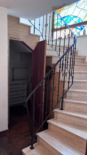 Villa d'architetto in stile Bauhaus con vista sulla valle del Main – Treppenaufgang vom UG