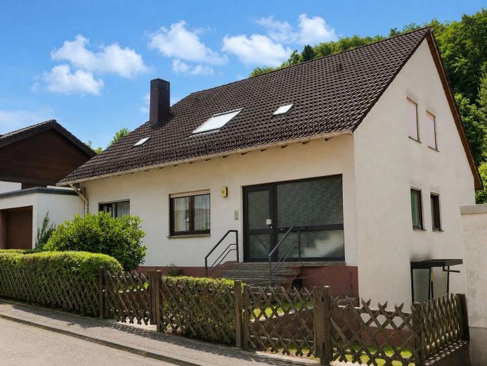 Zweifamilienhaus bezugsfrei – wert 201.000 €, ersteigerbar ab ca. 141.000 € (Termin 28.10.) – Foto 2