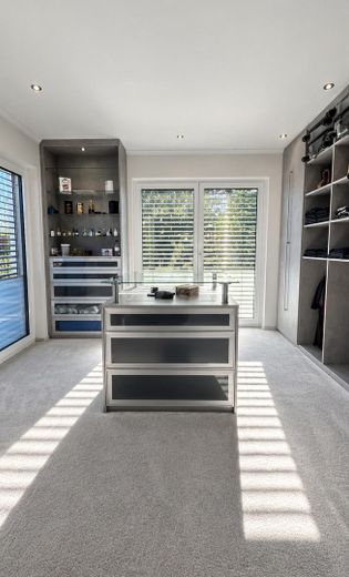 Villa urbana con estilo, tecnología moderna y confort exclusivo – Ankleidezimmer