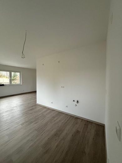 Appartamento di 3 locali, nuova costruzione, balcone, riscaldamento a pavimento, impianto di ventilazione, WE3 – offene Küche