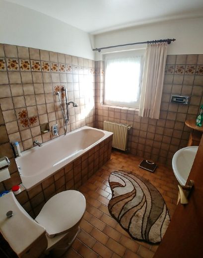 Zentral gelegendes grosses Reihenhaus- Strassenbahnanschluss nach Köln City/ Königsforst-Nähe – Bad