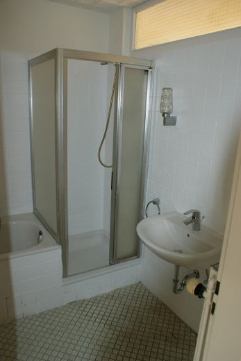 Große 2 Zi.-Whg.mit moderner Einbauküche,Wintergarten,eigener Eingang,KFZ Stellplatz vor der Tür – Bad mit Wanne Dusche