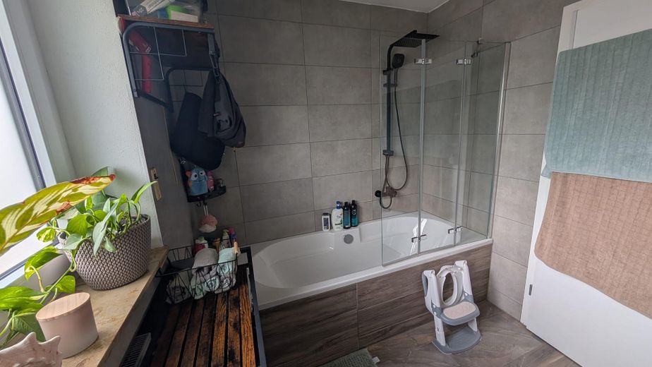 Schweinfurt yakınında misafir daireli ev, ticari salon + imarlı arsa – Badezimmer OG