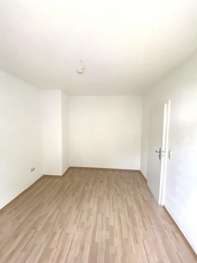 Schicke, helle 2-Zimmerwohnung zum Wohlfühlen ca. 62m² in optimaler Wohnlage – Schlafzimmer vom Fenster geseh
