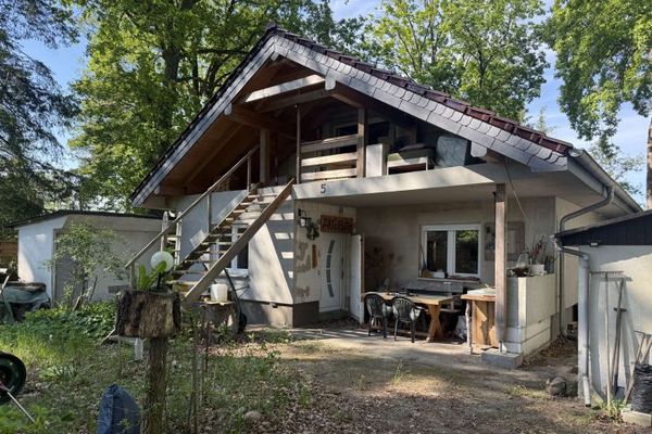 Mehr als ein Wochenendhaus – modernes Genießen mitten im Grünen